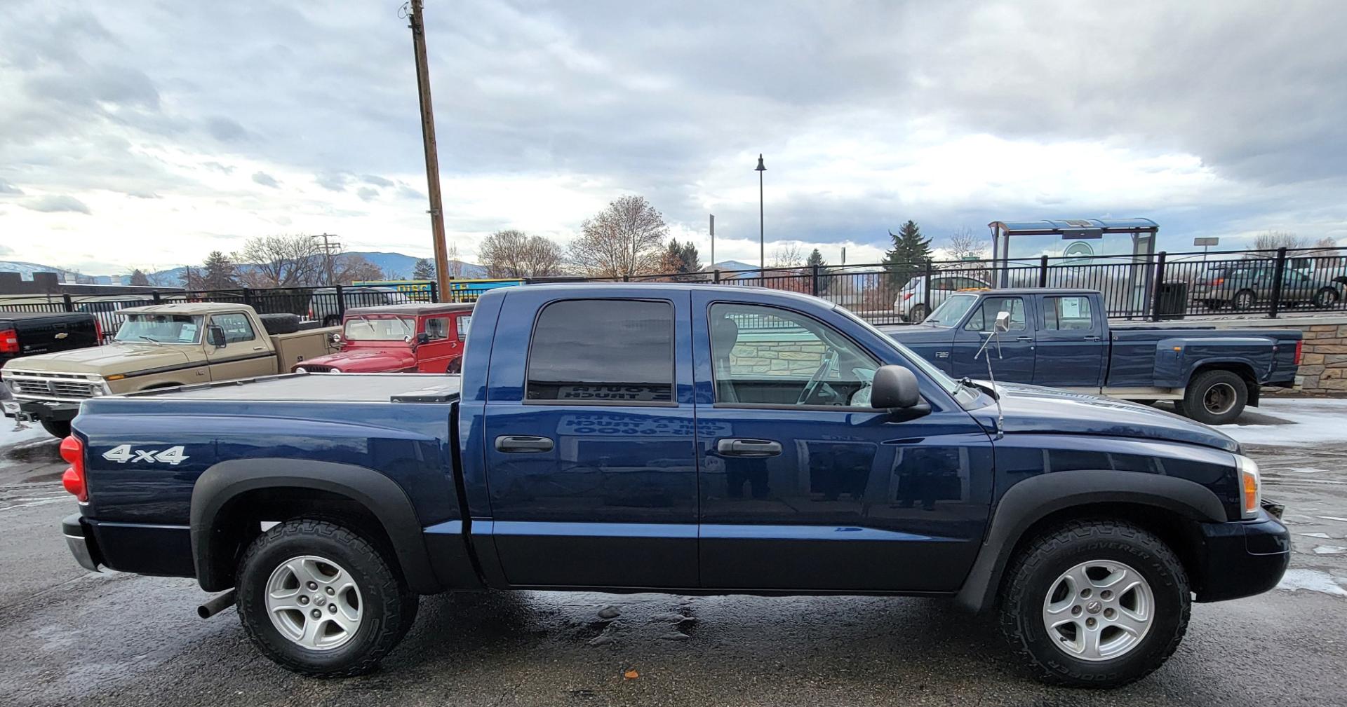 2006 Blue /Tan Dodge Dakota (1D7HW48N26S) with an 4.7L V8 engine, Automatic transmission, located at 450 N Russell, Missoula, MT, 59801, (406) 543-6600, 46.874496, -114.017433 - Great Running 4 Wheel Drive. Air. Cruise. Tilt. Power Windows and Locks. Power Drivers Seat. Newer Tires. Hard Cover over the Bed. - Photo#4